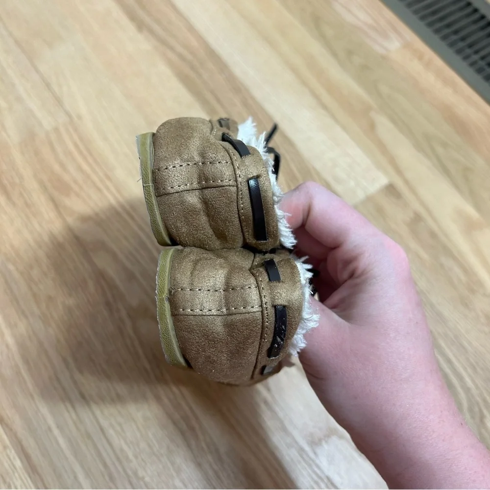 Airwalk Faux Fur Lined Moccasin Slippers Sz 12 Kids Toddler Tan